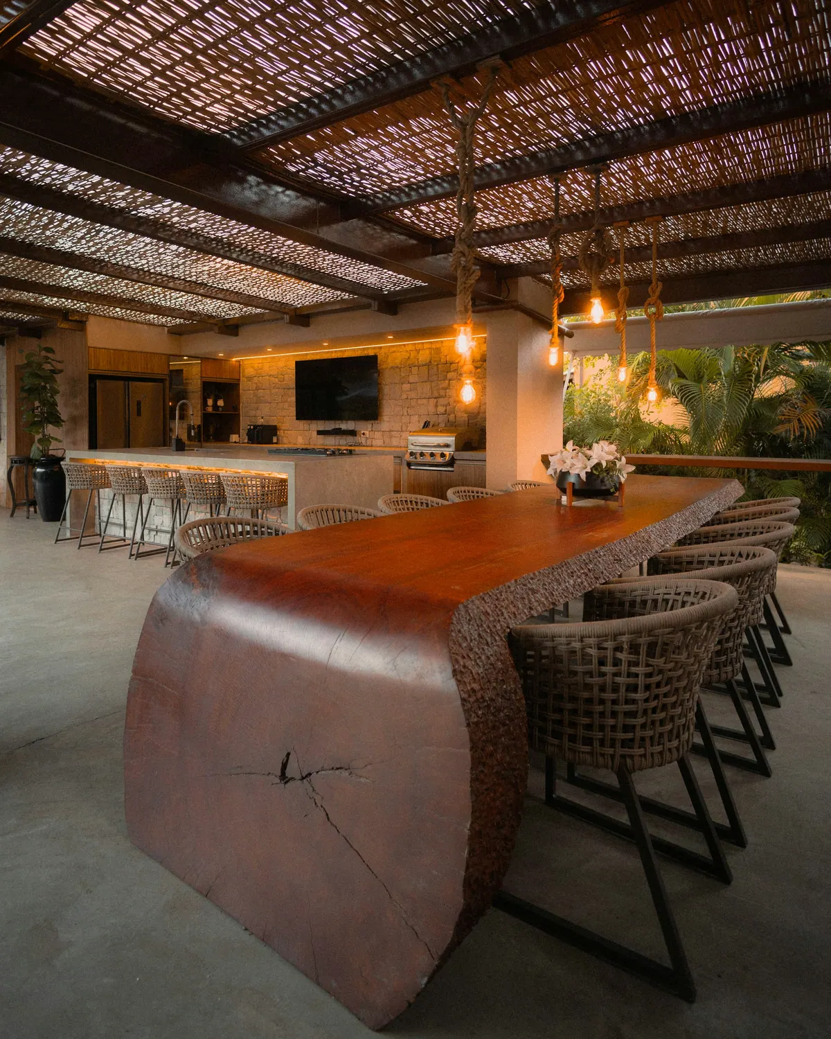 Anexo Gourmet Quintal — Mesa de madeira para receber