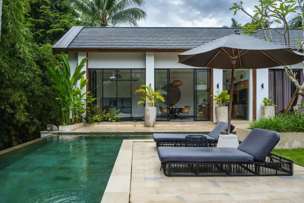 Casa de Campo Serra Azul — Deck de descanso junto à piscina