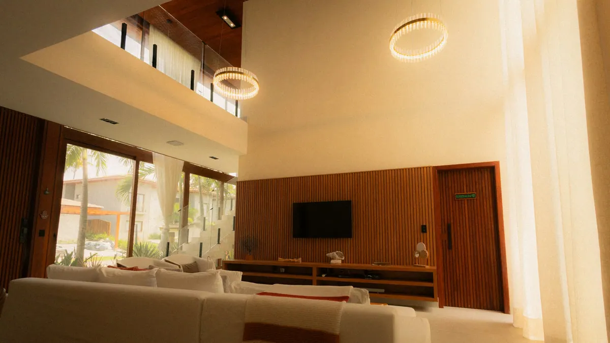 Casa Jatobá — Painéis de madeira na sala